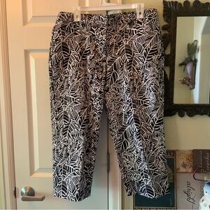 Briggs New York Monochrome Leaf Print Pants